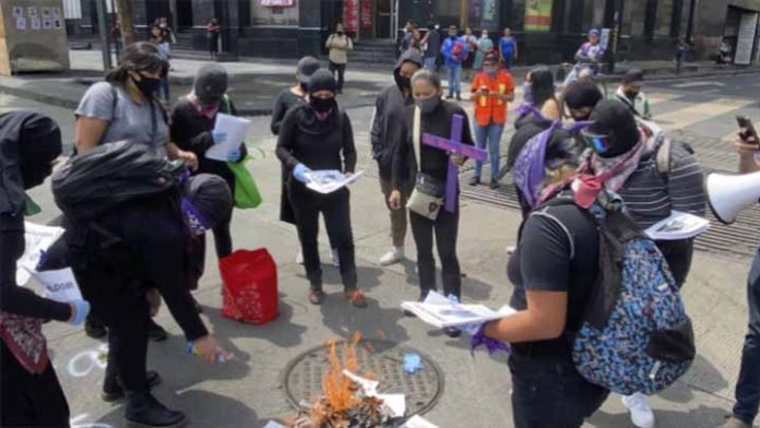 Frente a marcha feminista blindan la Ciudad de México
