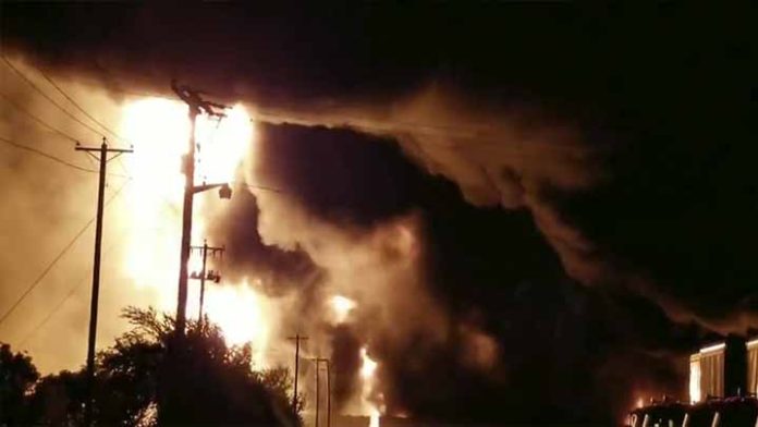 Enorme incendio en planta de plásticos en Texas podría durar varios días