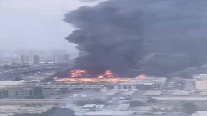 Evacuan hospital por incendio en un mercado cercano en Emiratos Árabes