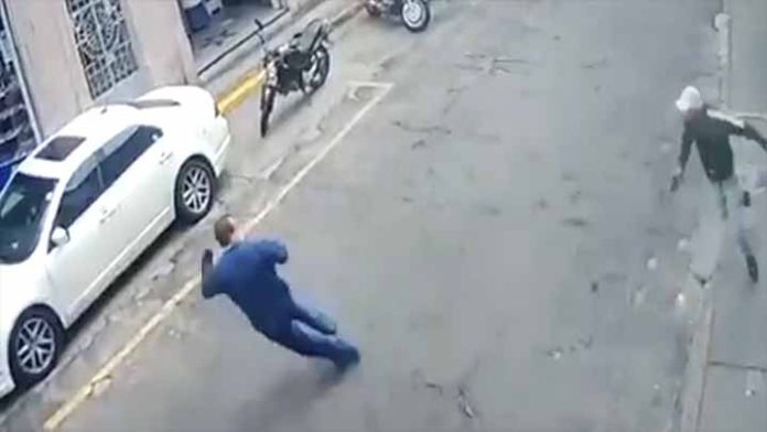 Empleado de negocio de celulares se enfrenta a ladrón en pleno centro de Morelia