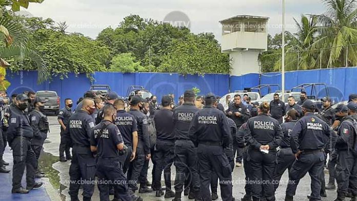Policías de Lázaro Cárdenas a paro, exigen la destitución del director