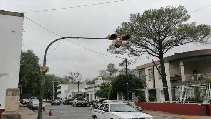 Luces de semáforos a punto de caer