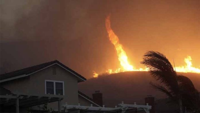 Alertan por tornado de fuego en California, Estados Unidos