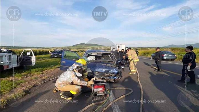 “Vive de Milagro”; choca y queda prensado con vida en su auto