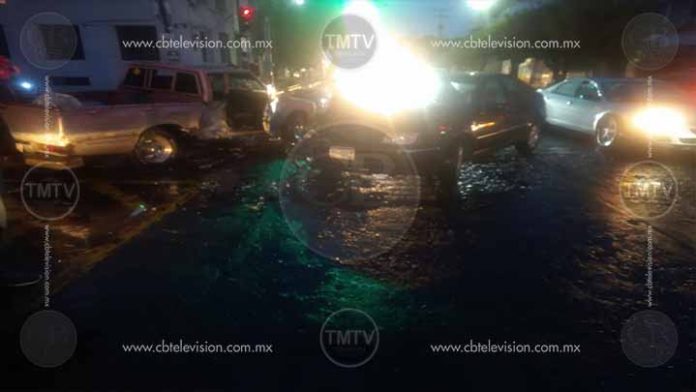 Choca camioneta y Jetta sobre avenida Lázaro Cárdenas