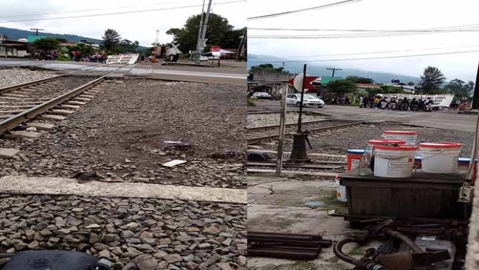 Normalistas bloquean las vías del tren en Caltzontzin