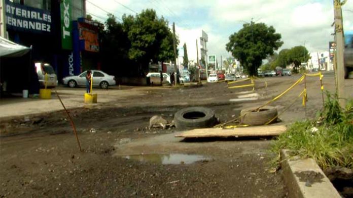 Una de las laterales de Av. Francisco I. Madero Poniente ha tenido grandes problemas en la carpeta asfáltica desde hace años