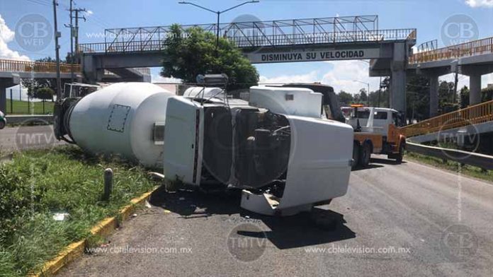 Vuelca revolvedora de concreto en la salida a Salamanca