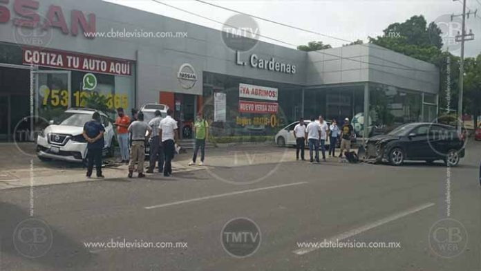 Tractocamión se da a la fuga tras golpear dos autos de agencia en LC