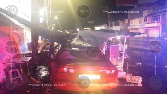 Auto destruye puesto de tacos y tumba poste de Telmex en la Torreón Nuevo Auto destruye puesto de tacos y tumba poste de Telmex en la Torreón Nuevo