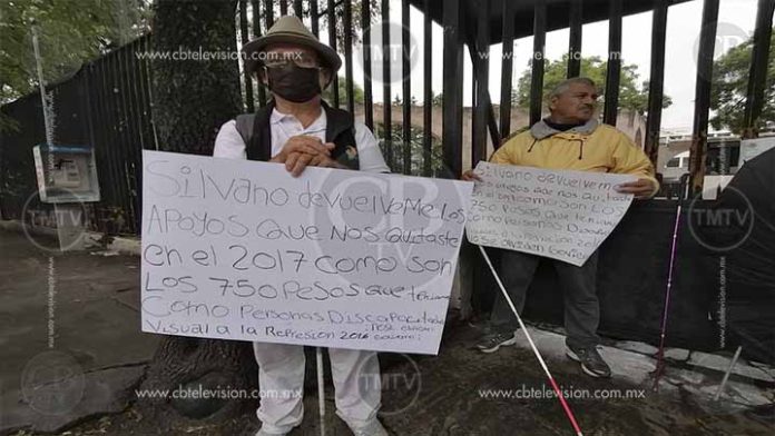 Invidentes se manifiestan frente a Finanzas Invidentes se manifiestan frente a Finanzas