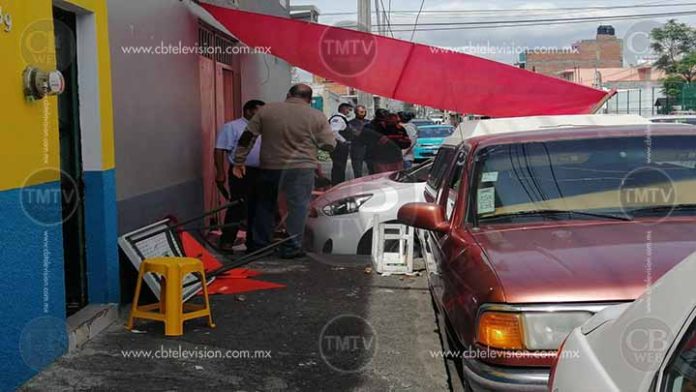 Auto choca con puesto de menudo en la Industrial