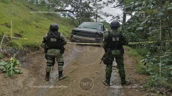Se quiso esconder entre dos camionetas y lo rafaguean Se quiso esconder entre dos camionetas y lo rafaguean