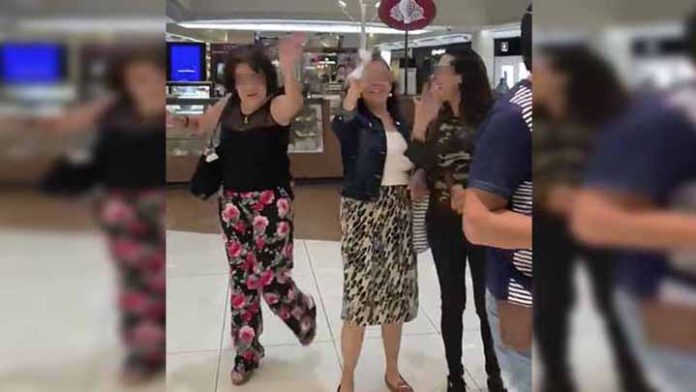 En Morelia, un grupo de mujeres se burlan de empleada que les pidió usar cubrebocas