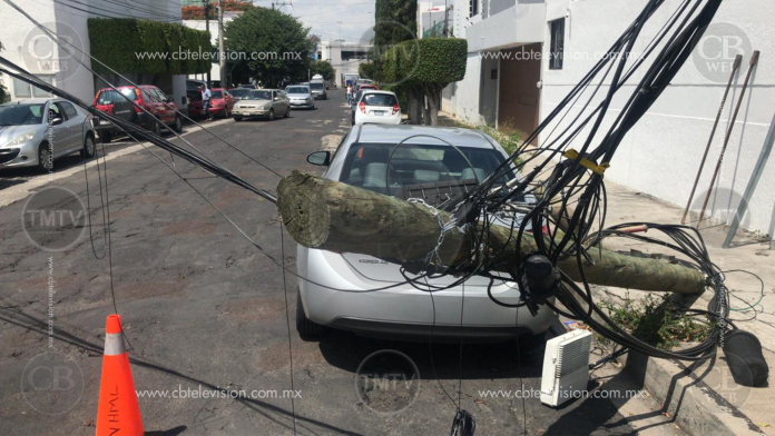 un vehículo que estaba estacionado de la marca Toyota de la línea Corola de color gris resultó dañado