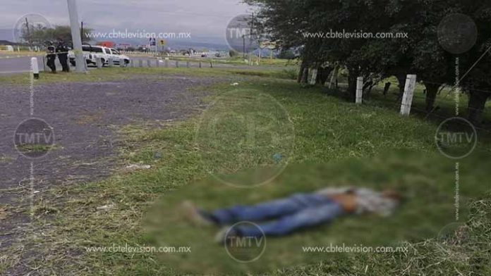 Le dan tres balazos y lo avientan a la pista Venustiano Carranza-Sahuayo