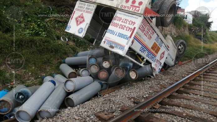 Camioneta con cilindros de gas LP se va a las vías férreas en La Goleta