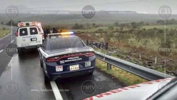 Una fémina muerta deja volcadura en la pista de Occidente