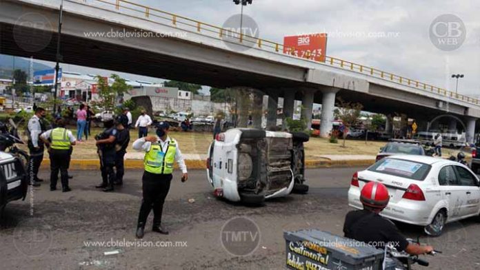 Se desgreñan ruleteros y vuelcan taxi en la salida a Quiroga
