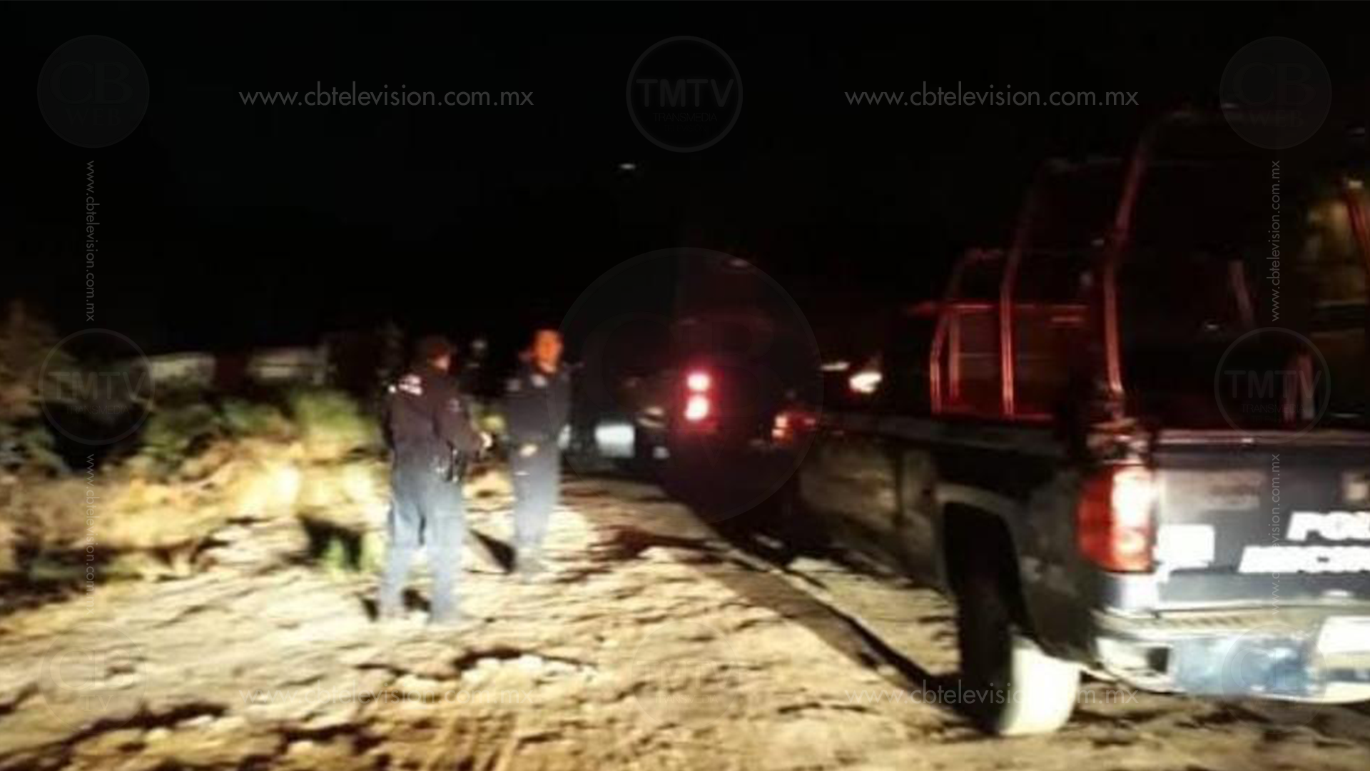 Ejecutan a dos personas a las orillas de Uruapan Los cuerpos sin vida de dos personas fueron localizados a un costado del camino viejo a La Fundición, a la altura de Tanaxuri, en las orillas de la ciudad de Uruapan, Michoacán. Por medio de una llamada de alertó al sistema de emergencias 911 sobre el hallazgo de un cuerpo humano, que estaba envuelto en una cobija. Al llegar los elementos de la policía local confirmaron la denuncia y al indagar en el terreno, encontraron otro cadáver con las mismas características. Los uniformados acordonaron un perímetro varios metros a la redonda y le dieron parte de la Fiscalía General del Estado (FGE). Los médicos y peritos de la Unidad de Servicios Periciales y Escena del Crimen de la Fiscalía Regional iniciaron la carpeta de investigación y ordenaron que los cuerpos fueran enviados a la morgue local. Hasta el momento ambos cuerpos permanecen en calidad de desconocidos, se espera que familiares puedan acudir a reclamarlos y emitir su declaración para robustecer la carpeta iniciada.