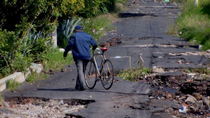 Constantes lluvias destruyen calle en el fraccionamiento Defensores de Puebla