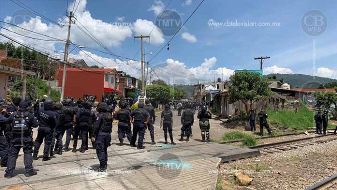 6 policías heridos en Caltzontzin tras enfrentarse a maestros