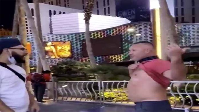 Racista llama sucios a mexicanos en las vegas y recibe tremenda golpiza