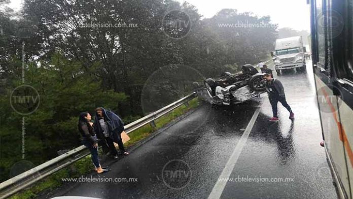 Choque de camioneta y autobús deja 3 muertos en la Siglo XXI