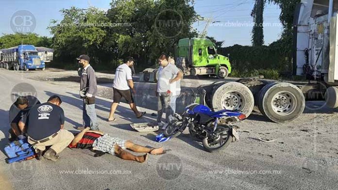 Trasladan a hospital a motociclista tras impactarse contra un tráiler en LC