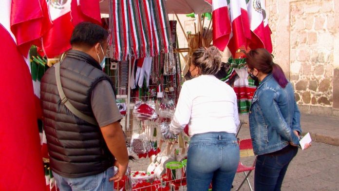 José Salazar, se dedica a vender banderas desde hace más de 20 años