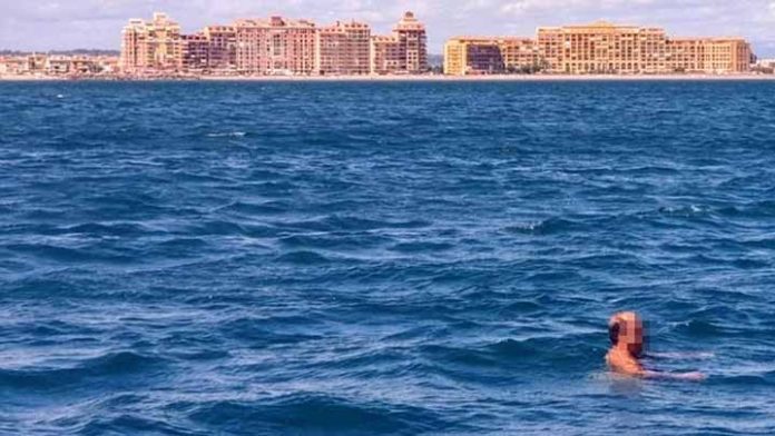 Corría desnudo y quiso escapar de la policía lanzandose al mar