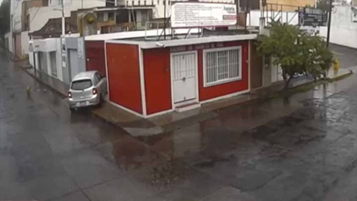Aprendía a manejar y se mete a una casa de la Chapultepec