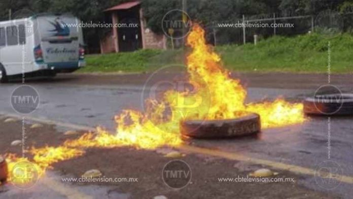 Bloquean accesos a Uruapan con neumáticos en llamas