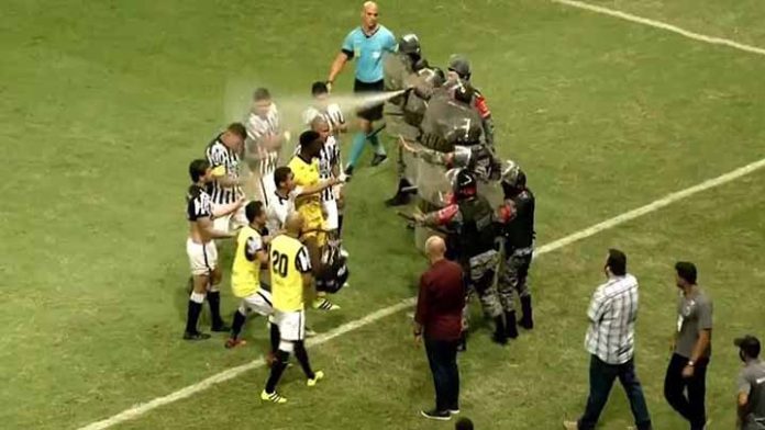 Policía de Brasil roció gas lacrimógeno a jugadores durante un partido