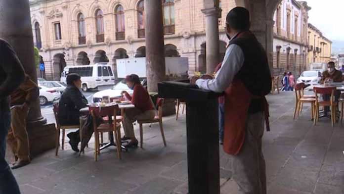 Estudio liga caída de apoyo a gobiernos con mala gestión de la pandemia