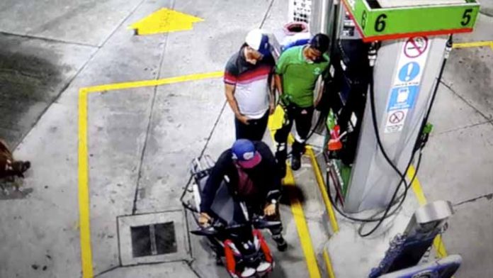 Video; Motorateros atracan gasolinera en Apatzingán