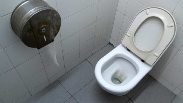 VIDEO: Hombre se saca “criatura de 5 metros de su cuerpo”