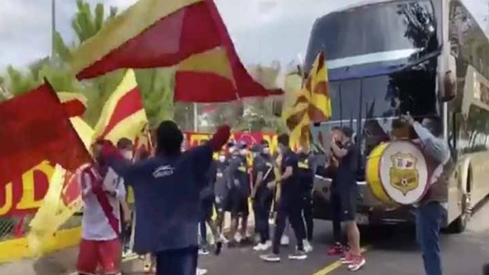 Aficionados del Atlético Morelia, despiden al club en su viaje rumbo a Oaxaca
