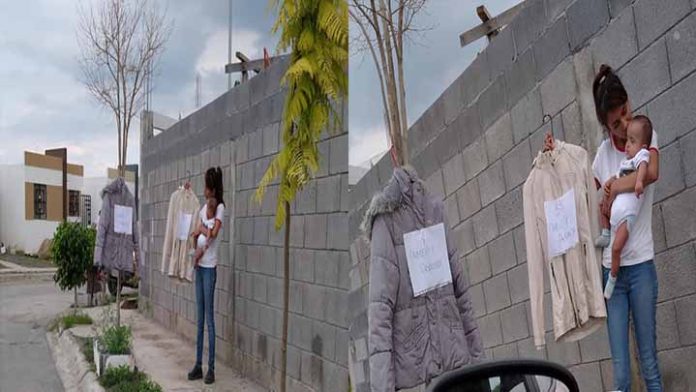 Mujer cambia su ropa por pañales y despensa para su bebé