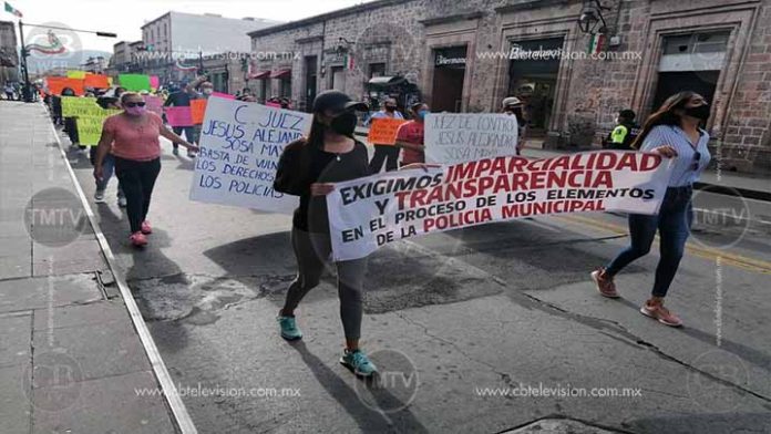 Marchan familiares de policías vinculados por homicidio