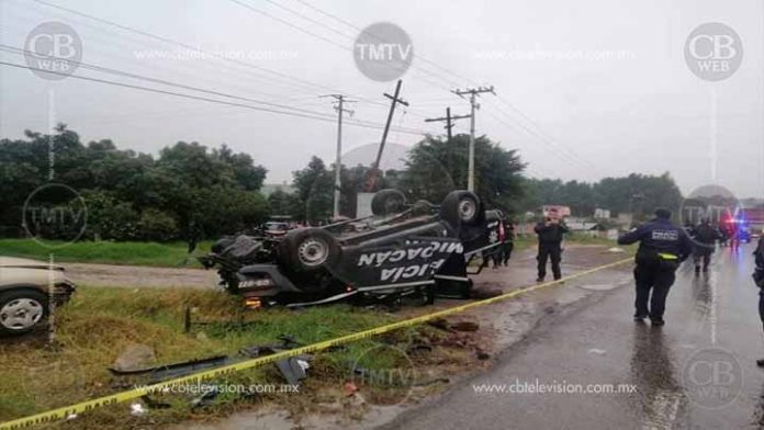 Volcadura de patrulla deja dos personas muertas en Zitácuaro; hay cuatro más heridos