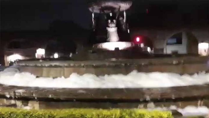 La fuente de las Tarascas se llena de espuma
