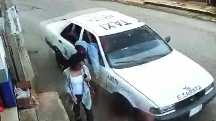 Video; Sujetos a bordo de un taxi arrebatan su bolsa a una mujer