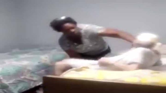 ¡Indignante! Video; mujer maltrata a abuelita para que se acueste a dormir