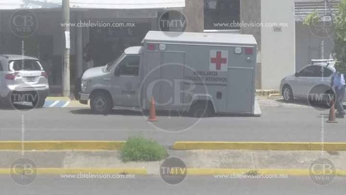 Socavón atrapa a una ambulancia de la SEMAR