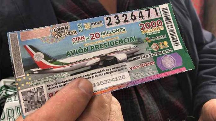 A un día de la rifa del avión presidencial, hacen fila para comprar su cachito