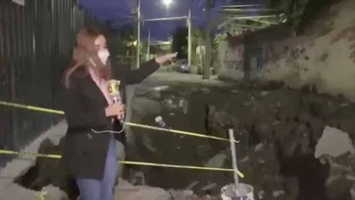 Video; camarógrafo cae en un socavón durante una transmisión en vivo