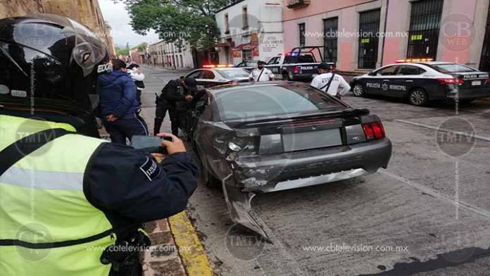 Chocan dos autos sobre el Acueducto, el responsable corrió al bosque y lo arrestan