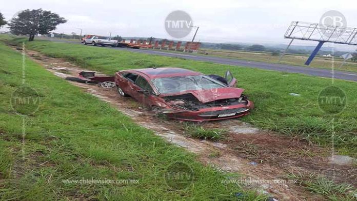 Se poncho una llanta y vuelca su auto sobre la Pátzcuaro-Morelia