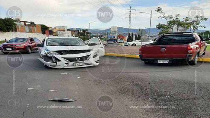 Choca taxi y camioneta afuera del Poliforum de Morelia